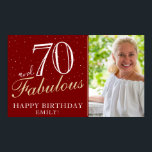 Póster 70 y Fabulous Elegant Red 70th Birthday Photo<br><div class="desc">70 y Fabulous Elegant Red 70th Birthday Party (Poster de fotos de la fiesta de cumpleaños 70). Gran señal para la fiesta de cumpleaños 70 con una foto personalizado, inspiradora y graciosa cita 70 y fabulosa y texto en escritura a la moda con un nombre. Personalice el cartel con su...</div>