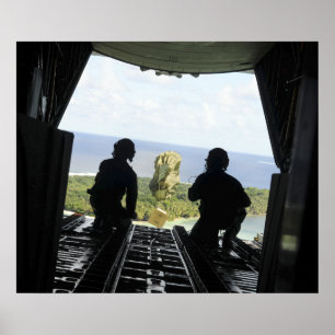 Póster A box of humanitarian goods