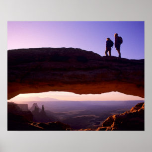Póster A couple watches sunrise from atop Mesa Arch in