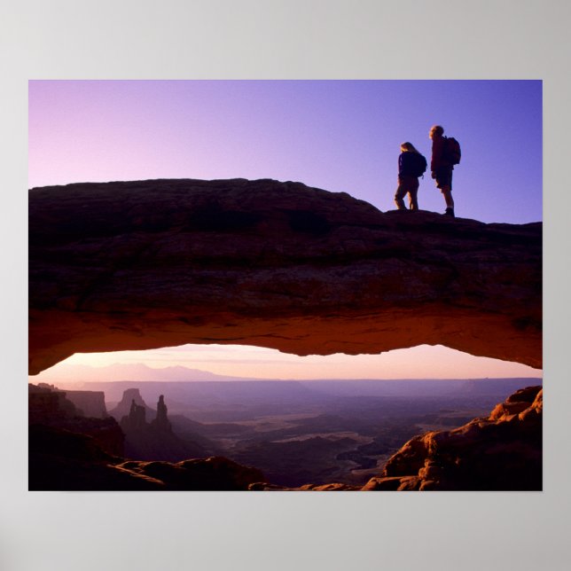 Póster A couple watches sunrise from atop Mesa Arch in (Frente)