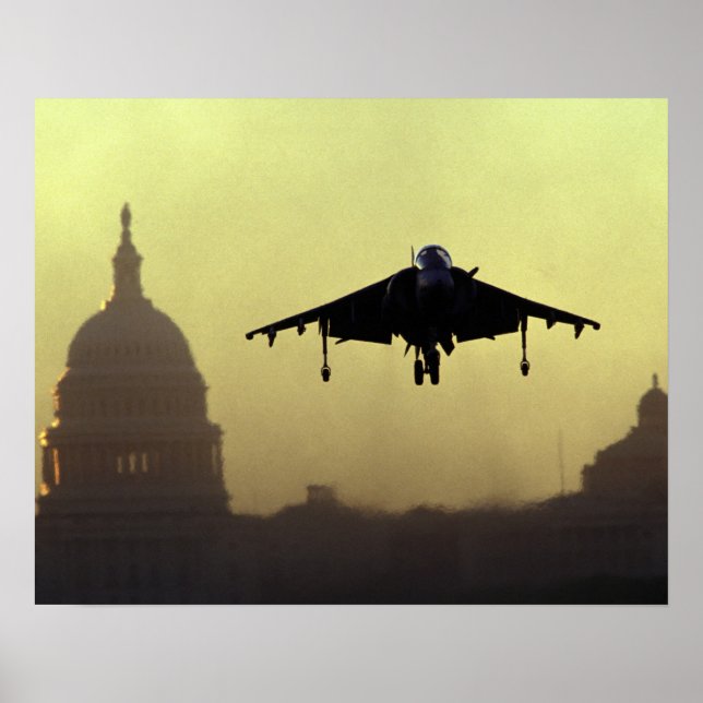 Póster A Harrier jet landing on the Mall at dawn with (Frente)