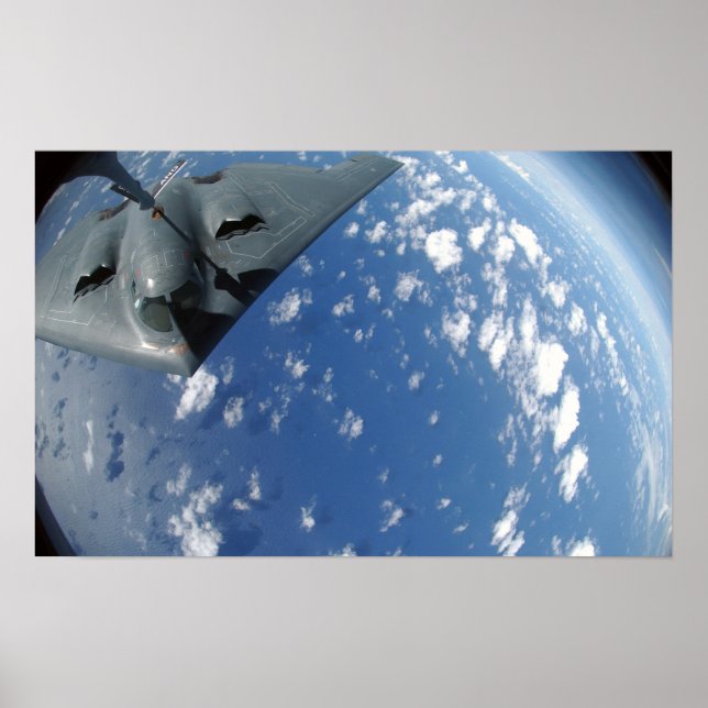 Póster A KC-135 Stratotanker refuels a B-2 Spirit (Frente)