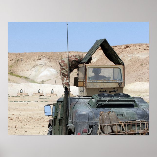Póster A soldiier instructs an Iraqi army soldier (Frente)