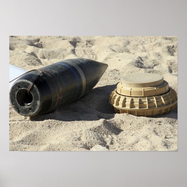 Póster A static display of a converted ordnance shell (Frente)