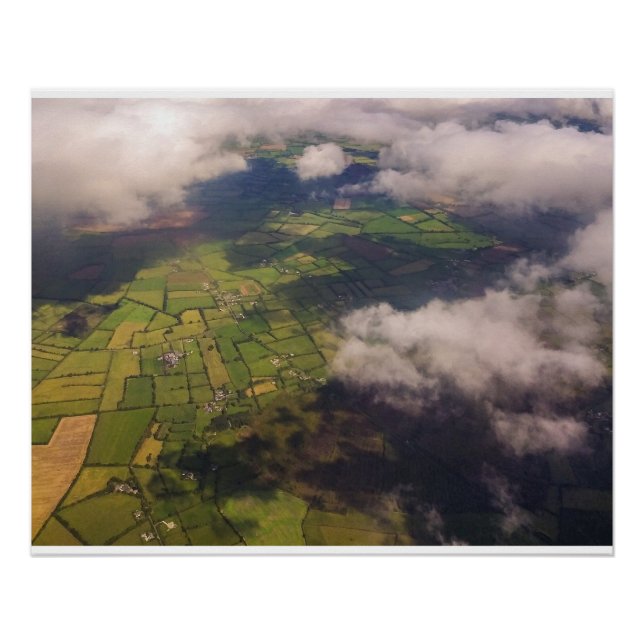 Póster Aerial Patchwork of Irish Farmland and Clouds (Anverso)
