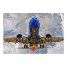 Aerolíneas en aproximación final con cielos muy nu