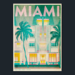 Póster Afiche de Viaje de Vintage Miami, Ocean Drive<br><div class="desc">Este original diseño de la Vintage Republic muestra la famosa arquitectura art deco en Ocean Drive, Miami, Florida. En los tonos azul pastel y rosa polvoriento, la naturaleza tropical de la zona se respira. El principal atractivo de este hotel es su gran tamaño y sus dos palmeras están iluminadas por...</div>