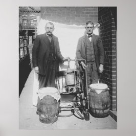 Póster Agentes exhibiendo alambique de whisky, 1920. Vint