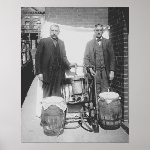 Póster Agentes exhibiendo alambique de whisky, 1920. Vint