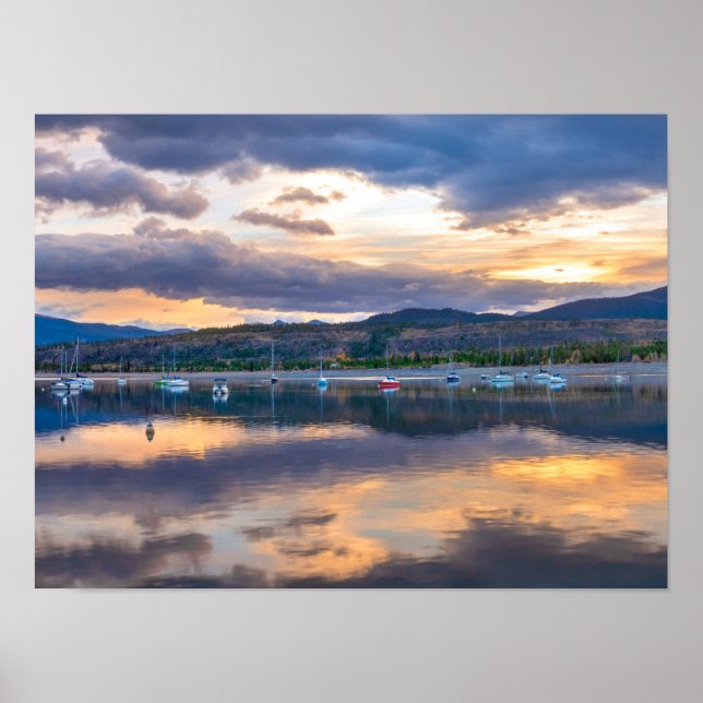 Póster Aguas tranquilas // Lago y barcos al atardecer (Frente)