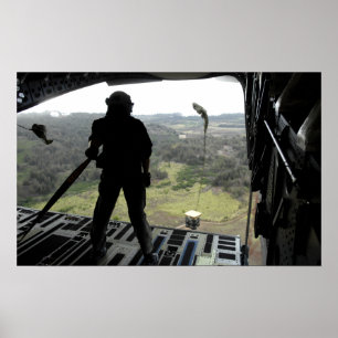 Póster Airman observa la caída de un paquete de prácticas