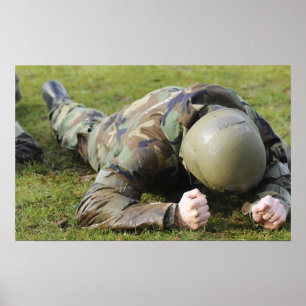 Póster Airman se arrastra a través de un campo húmedo