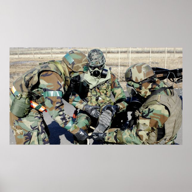 Póster Airmen assist a Republic of Korea Army soldier (Frente)