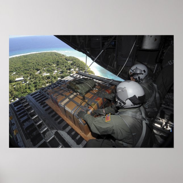Póster Airmen push out a pallet of donated goods (Frente)