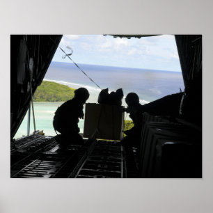 Póster Airmen push out a pallet of donated goods 2