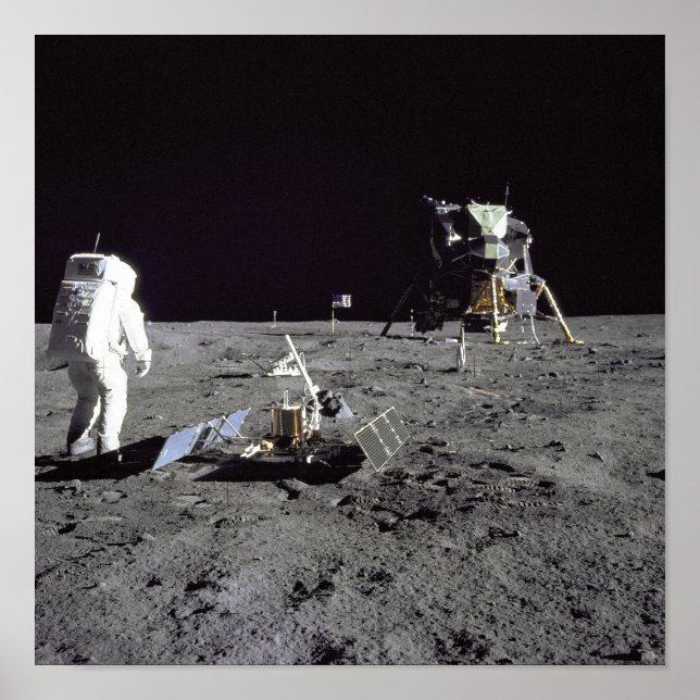 Póster Aldrin mira hacia atrás la base de tranquilidad (Frente)