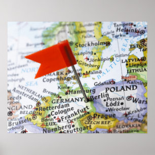 Póster Alfiler de mapa colocado en Berlín, Alemania en el