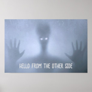 Póster Alienígena espeluznante en la niebla Hola desde el