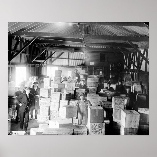 Póster Almacén de whisky de contrabando, 1920. Foto antig (Frente)