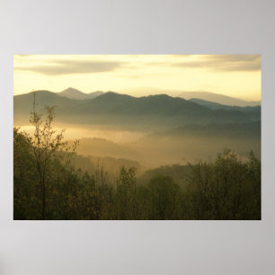Póster Amanecer de montaña humeante