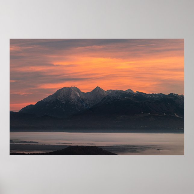 Póster Amanecer detrás de majestuosas montañas (Frente)