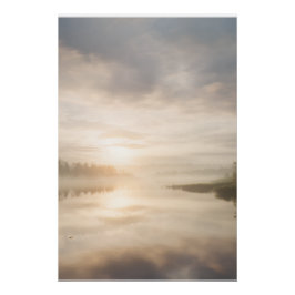 Póster Amanecer dorado reflejado en Lago Brumoso