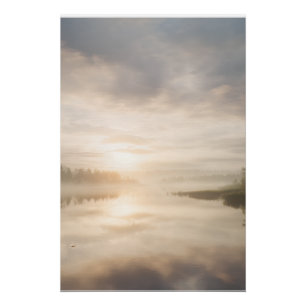Póster Amanecer dorado reflejado en Lago Brumoso