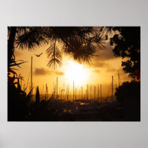 Amanecer dorado sobre el puerto