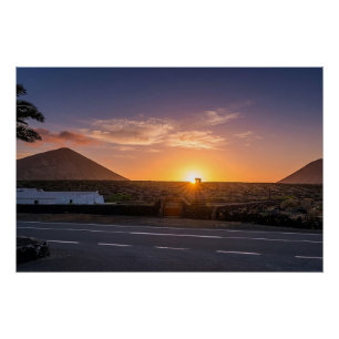 Póster Amanecer dorado sobre viñedo volcánico de Lanzarot