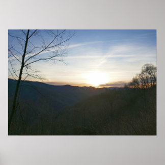 Póster Amanecer en las montañas humeantes