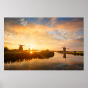 Póster Amanecer sobre molinos de viento y un río en Holan
