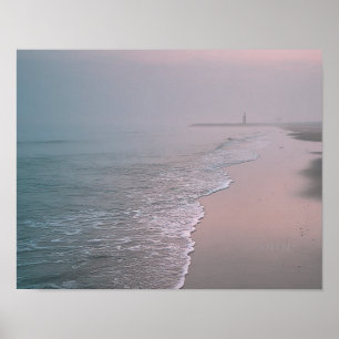 Póster Amanecer tranquilo en la playa con muro costero de