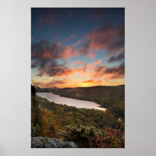 Póster Amanecer vívido sobre el lago de las nubes en otoñ