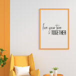 Póster Amar tu tiempo juntos Script Lettering Modern<br><div class="desc">Moderno Poster de Diseño Gráfico Minimalista con el dicho "Ama tu tiempo juntos" en blanco y negro</div>