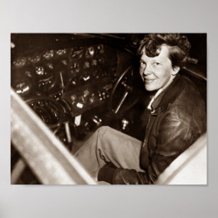 Póster Amelia Earhart que se sienta en carlinga del