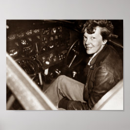Póster Amelia Earhart Sentada En Un Cofre De Avión