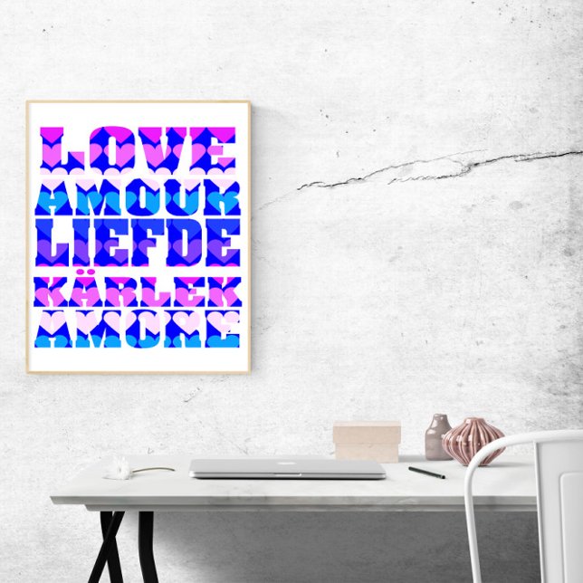 Póster Amor en muchos idiomas azul púrpura rosado (A poster that says love in many languages with pink, purple and blue hearts.)