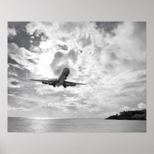 Póster An airliner comes in for a landing at Princess