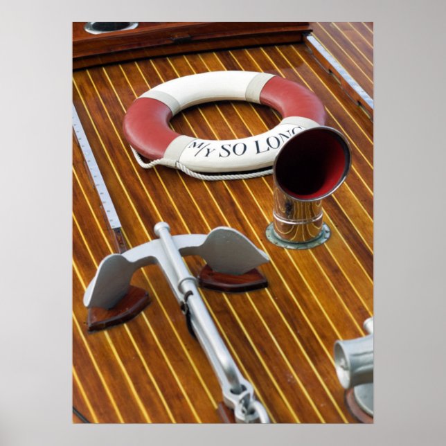 Póster An Anchor And A Life-Buoy On A Wooden Boat (Frente)