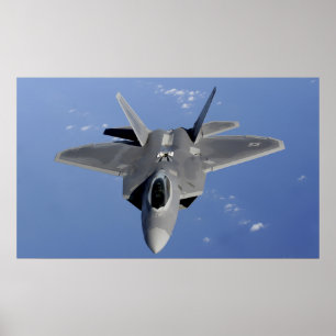 Póster An F-22 Raptor moves into position to receive f