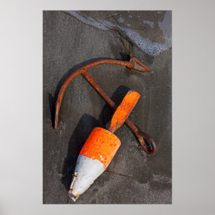 Póster Ancla y boya oxidadas en una playa