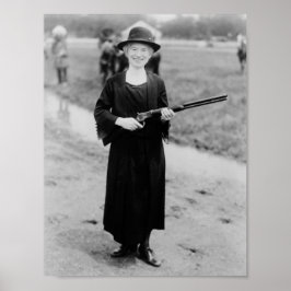 Póster Annie Oakley Holding Rifle - 1922