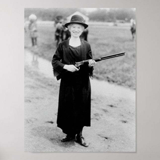 Póster Annie Oakley Holding Rifle - 1922 (Frente)