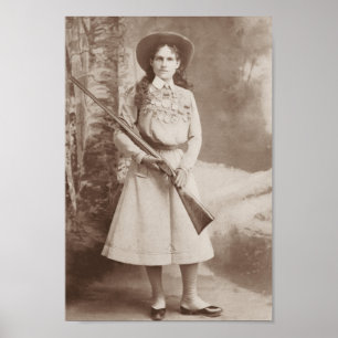 Póster Annie Oakley que sostiene un rifle - 1899