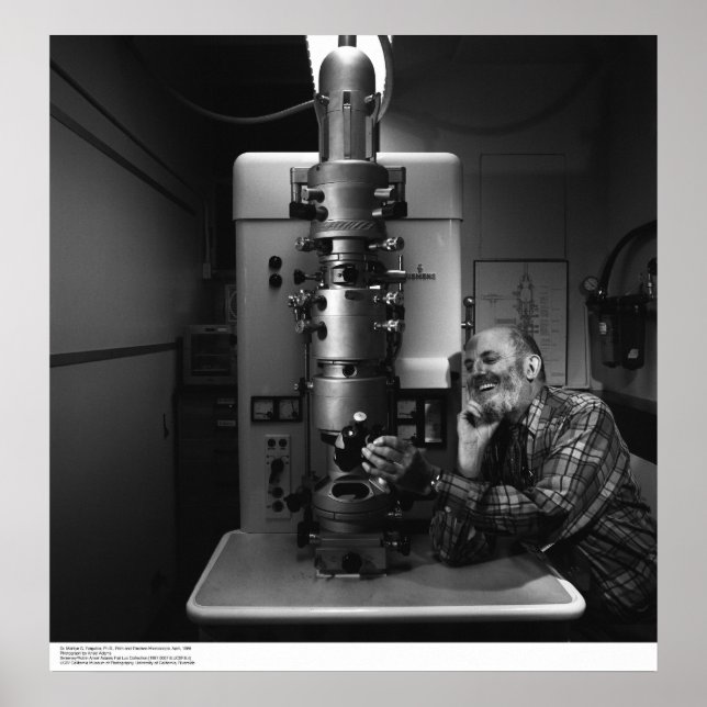 Póster Ansel Adams con microscopio electrónico, abril de  (Frente)