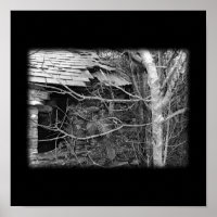 Antigua casa de campo y árbol. Blanco y negro.
