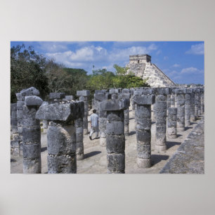 Póster Antiguos pilares de piedra en Chichén Itza. Centra