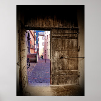 Póster Apertura de la puerta antigua a la callejuela de c