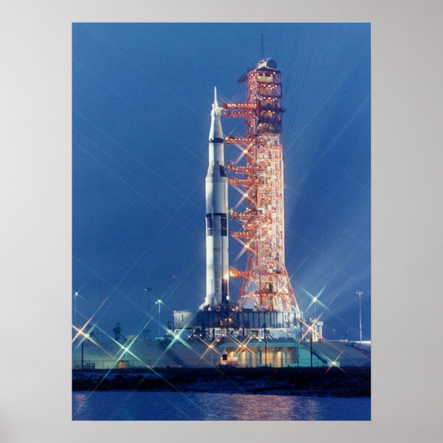 Póster Apolo 16 sobre la plataforma de lanzamiento (Frente)