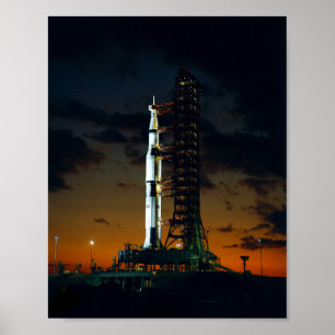 Póster Apolo 4 Saturn V Rocket en el Launchpad - 1967